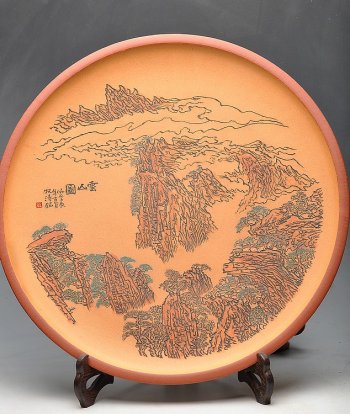 紫砂壶图片：山水味道     朱牧清作品 紫砂泥料上色 云山图 40cm - 宜兴紫砂壶网