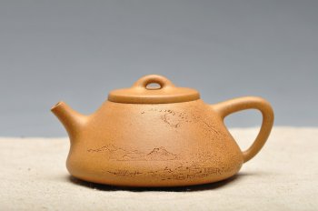 紫砂壶图片：李彦雄装饰山水 无限风光在险峰之全手子冶石瓢  淡雅 - 宜兴紫砂壶网