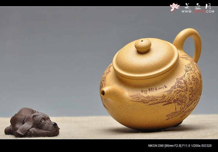 紫砂壶图片：古朴经典 儒雅得体 通景山水 莲子 - 宜兴紫砂壶网