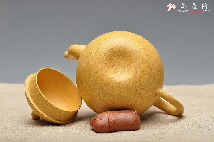 紫砂壶图片：本山绿 窈窕迷人 全手鹅蛋 - 宜兴紫砂壶网