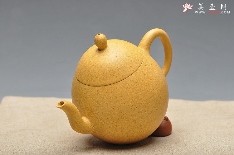 紫砂壶图片：本山绿 窈窕迷人 全手鹅蛋 - 宜兴紫砂壶网