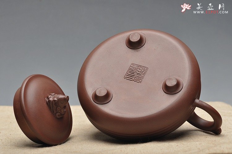 紫砂壶图片：造型新颖 寓意吉祥 鱼跃壶 送礼佳品 老拼紫 - 宜兴紫砂壶网