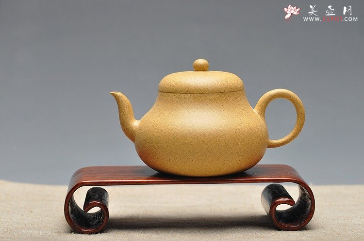 紫砂壶图片：尹君峰新品 本山段全手小君德 秀色可人 - 宜兴紫砂壶网