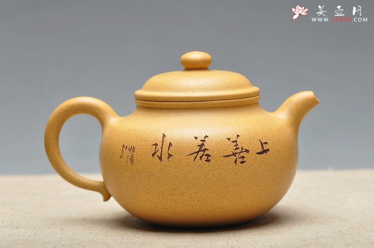 紫砂壶图片：古朴经典 儒雅得体 通景山水 莲子 - 宜兴紫砂壶网