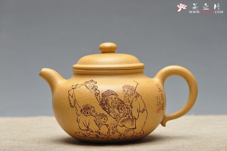 紫砂壶图片：古朴经典 儒雅得体 通景山水 莲子 - 宜兴紫砂壶网