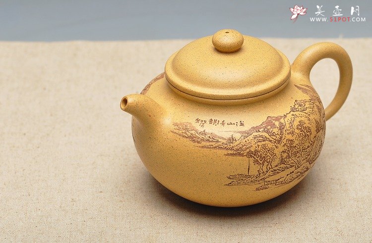 紫砂壶图片：古朴经典 儒雅得体 通景山水 莲子 - 宜兴紫砂壶网