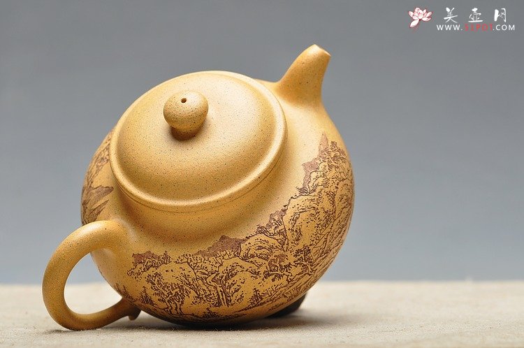 紫砂壶图片：古朴经典 儒雅得体 通景山水 莲子 - 宜兴紫砂壶网