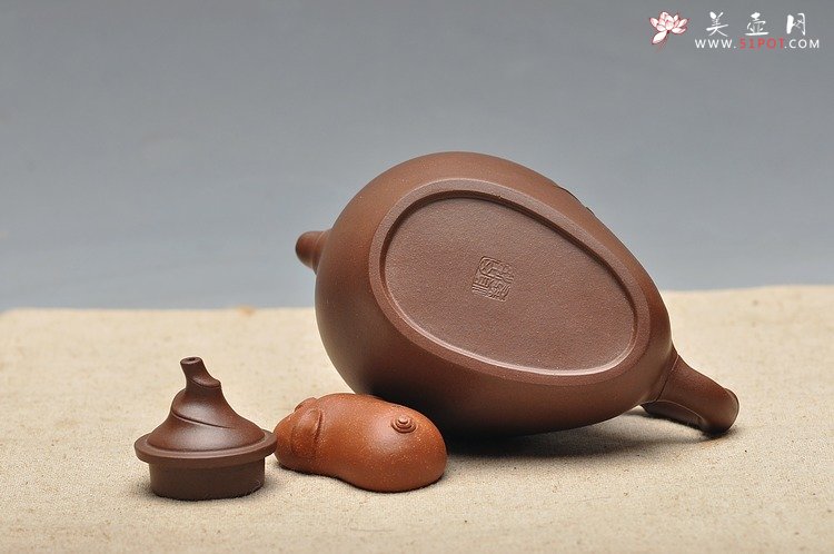 紫砂壶图片：90年代初 仿品 葫芦竹 正宗黑星土 - 宜兴紫砂壶网