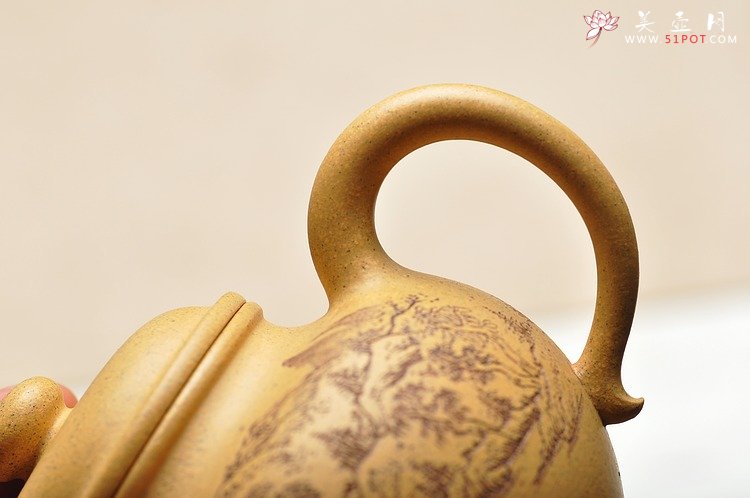 紫砂壶图片：古朴经典 儒雅得体 通景山水 莲子 - 宜兴紫砂壶网