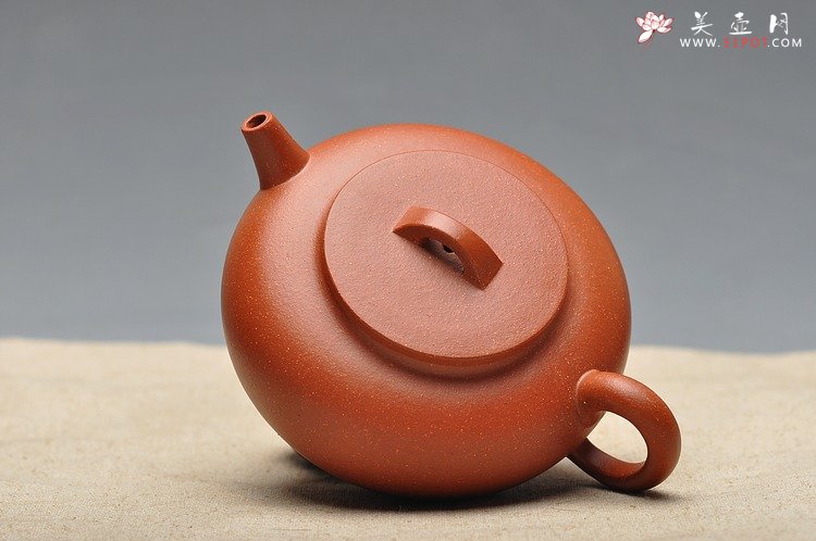 紫砂壶图片： 流畅自然 别具匠心 全手卧轮 新品尝鲜 - 宜兴紫砂壶网