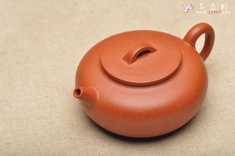 紫砂壶图片： 流畅自然 别具匠心 全手卧轮 新品尝鲜 - 宜兴紫砂壶网