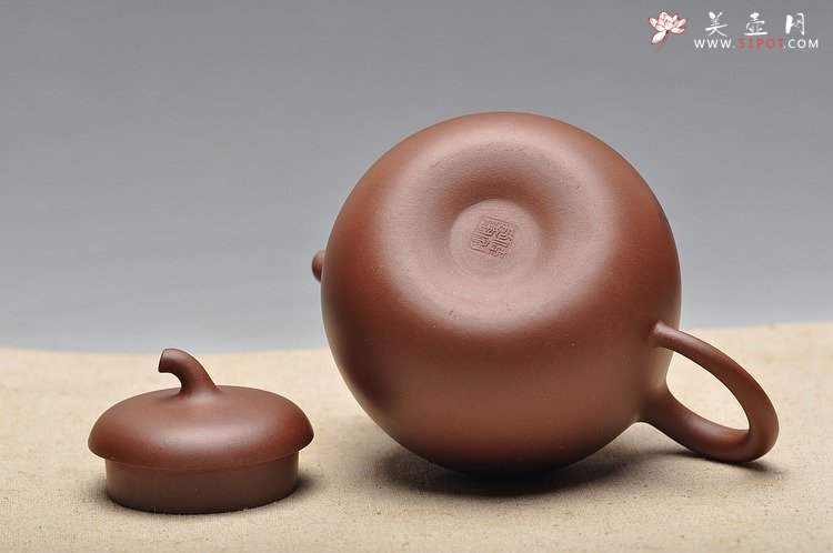 紫砂壶图片：传统实用之作  顾式茄段 舒展优美 - 宜兴紫砂壶网