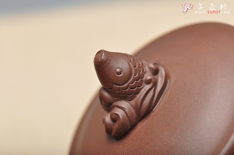 紫砂壶图片：造型新颖 寓意吉祥 鱼跃壶 送礼佳品 老拼紫 - 宜兴紫砂壶网