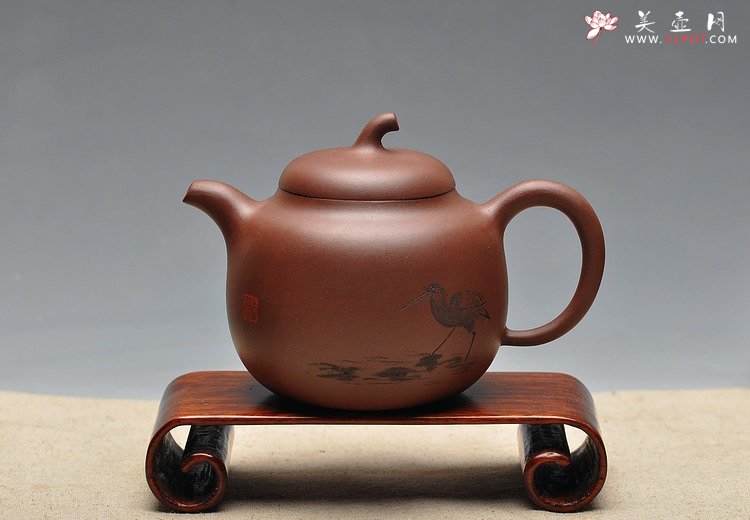 紫砂壶图片：传统实用之作  顾式茄段 舒展优美 - 宜兴紫砂壶网