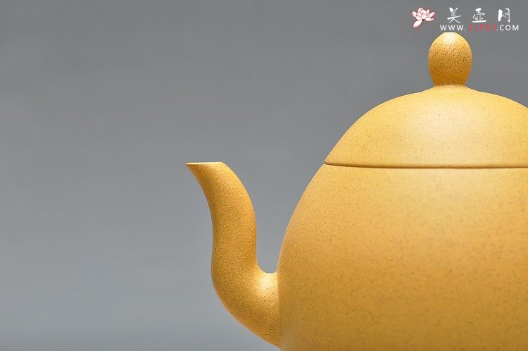 紫砂壶图片：本山绿 窈窕迷人 全手鹅蛋 - 宜兴紫砂壶网