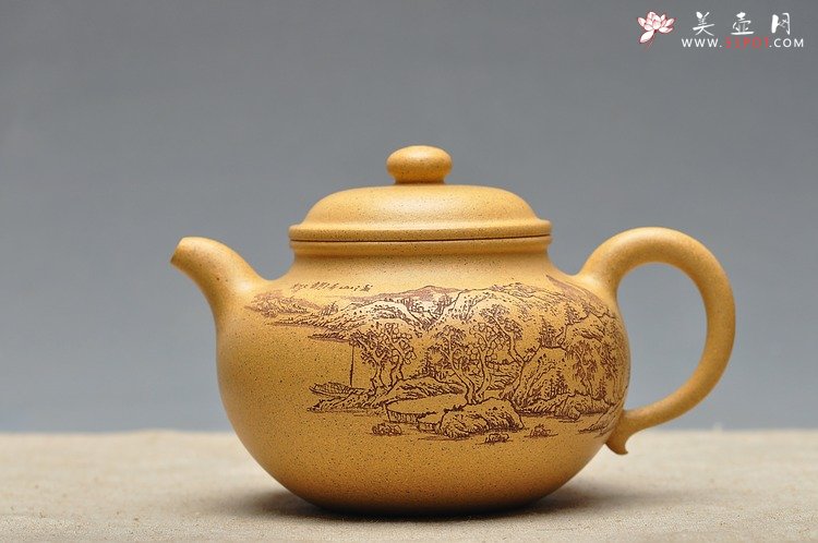 紫砂壶图片：古朴经典 儒雅得体 通景山水 莲子 - 宜兴紫砂壶网