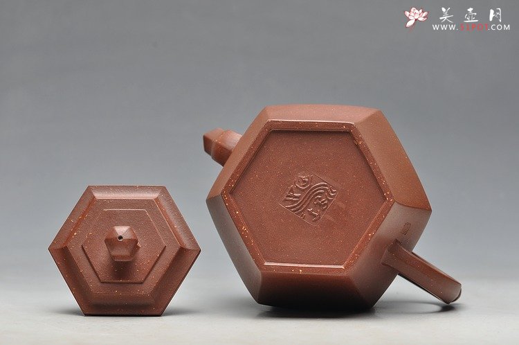 紫砂壶图片：许浒壬辰年力作 全手工僧帽 追慕顾风 细品 - 宜兴紫砂壶网