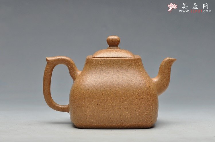 紫砂壶图片：何卫枫全手新品 高古典雅 敦厚君子 墩方 - 宜兴紫砂壶网