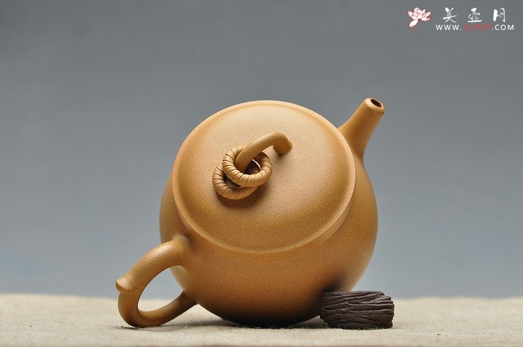 紫砂壶图片：造型古雅 稳重大气 三足鼎壶 - 宜兴紫砂壶网