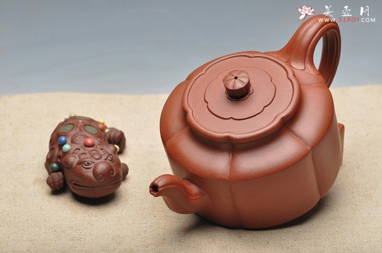 紫砂壶图片：经典筋囊器 何卫枫新作  精品梅花周盘 - 宜兴紫砂壶网