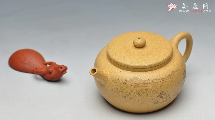 紫砂壶图片：墨陶装饰  王翔山水  全手古柿 淡雅得趣 - 宜兴紫砂壶网