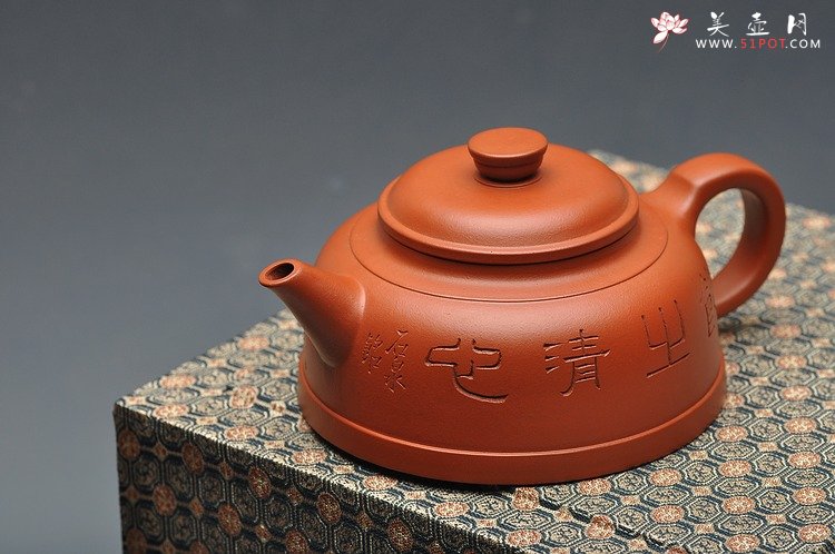 紫砂壶图片：谭泉海装饰 剑流半月 - 宜兴紫砂壶网