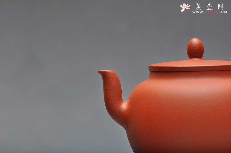 紫砂壶图片：线条流畅 挺拔优雅 全手红泥迎春 静如处子 - 宜兴紫砂壶网