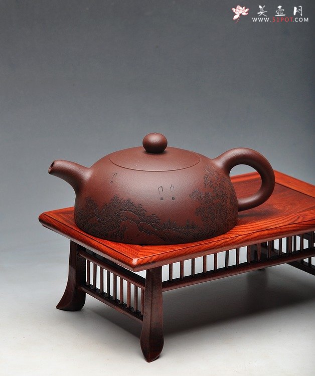 紫砂壶图片：实力体现 全手难度 大半月 通景山水 精品 - 宜兴紫砂壶网