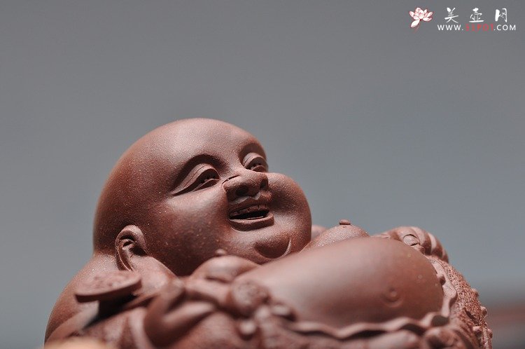 紫砂壶图片：精工如意佛和他的快乐小猪 - 宜兴紫砂壶网