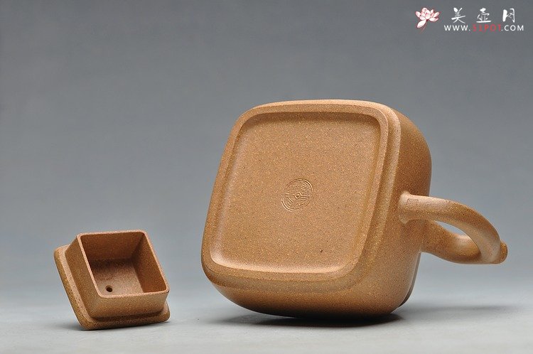 紫砂壶图片：何卫枫全手新品 高古典雅 敦厚君子 墩方 - 宜兴紫砂壶网