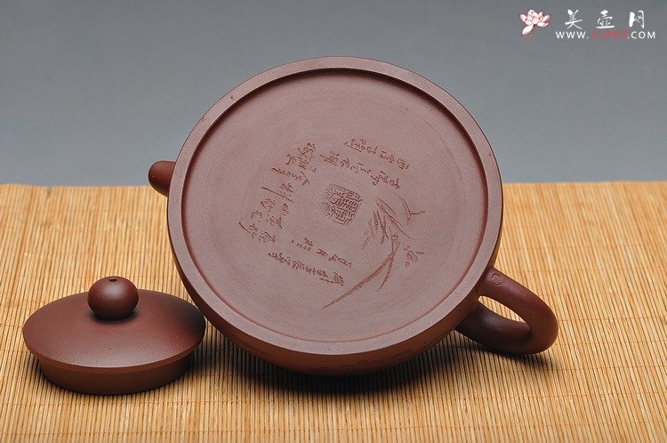 紫砂壶图片：实力体现 全手难度 大半月 通景山水 精品 - 宜兴紫砂壶网