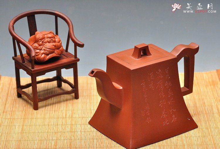 紫砂壶图片：史金妹最新力作 全手大方钟 巍巍壶势 - 宜兴紫砂壶网