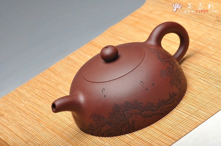 紫砂壶图片：实力体现 全手难度 大半月 通景山水 精品 - 宜兴紫砂壶网