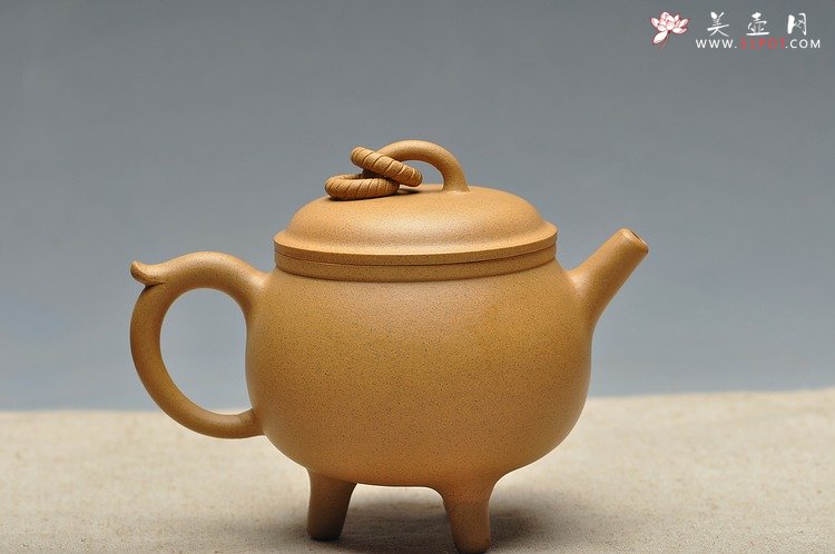 紫砂壶图片：造型古雅 稳重大气 三足鼎壶 - 宜兴紫砂壶网