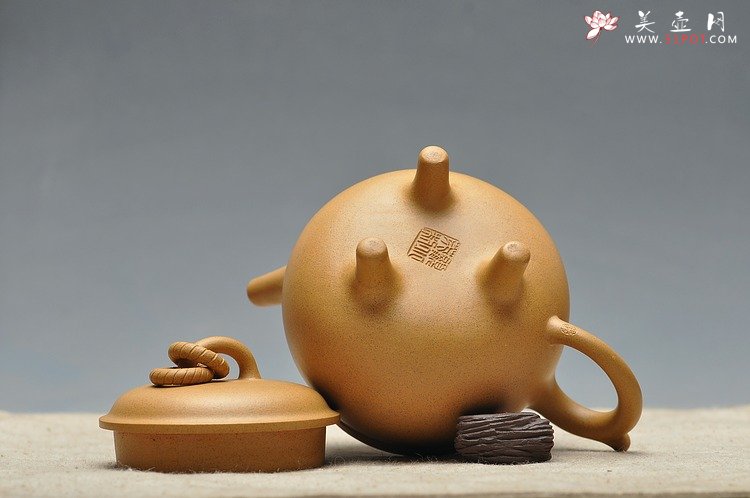 紫砂壶图片：造型古雅 稳重大气 三足鼎壶 - 宜兴紫砂壶网