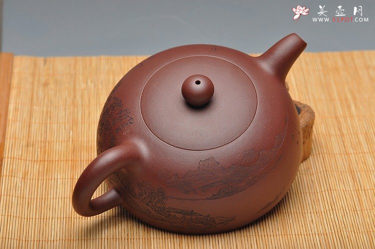 紫砂壶图片：实力体现 全手难度 大半月 通景山水 精品 - 宜兴紫砂壶网