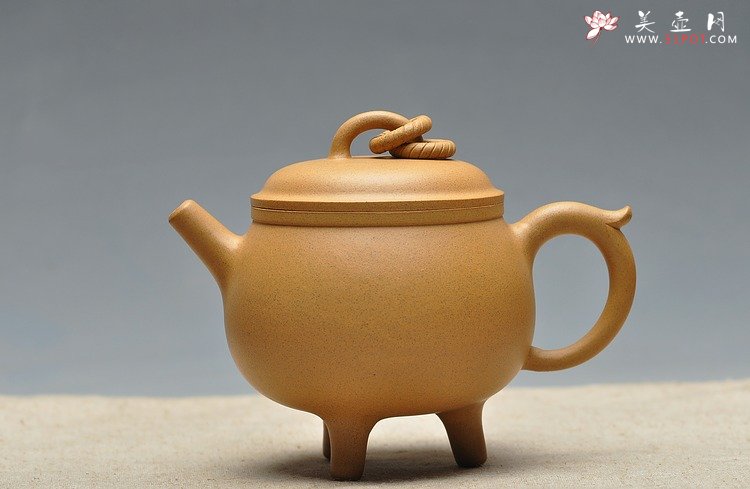 紫砂壶图片：造型古雅 稳重大气 三足鼎壶 - 宜兴紫砂壶网