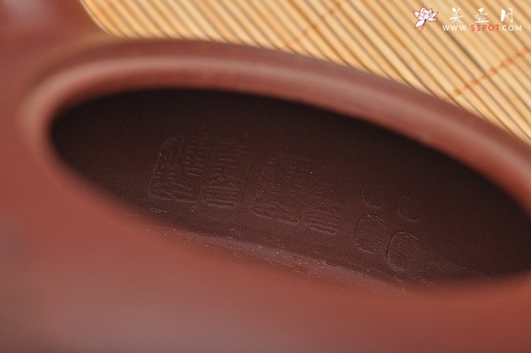 紫砂壶图片：实力体现 全手难度 大半月 通景山水 精品 - 宜兴紫砂壶网