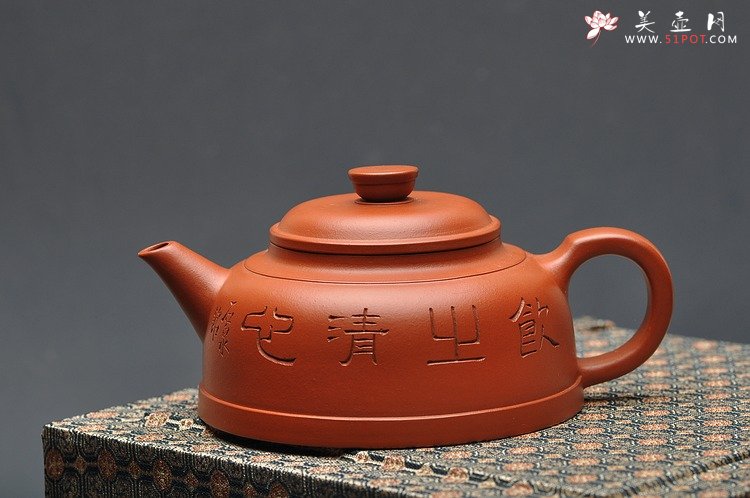 紫砂壶图片：谭泉海装饰 剑流半月 - 宜兴紫砂壶网
