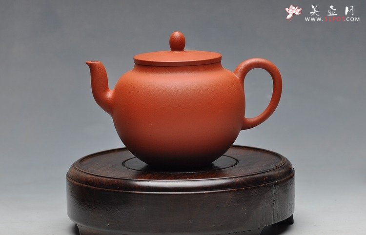 紫砂壶图片：线条流畅 挺拔优雅 全手红泥迎春 静如处子 - 宜兴紫砂壶网