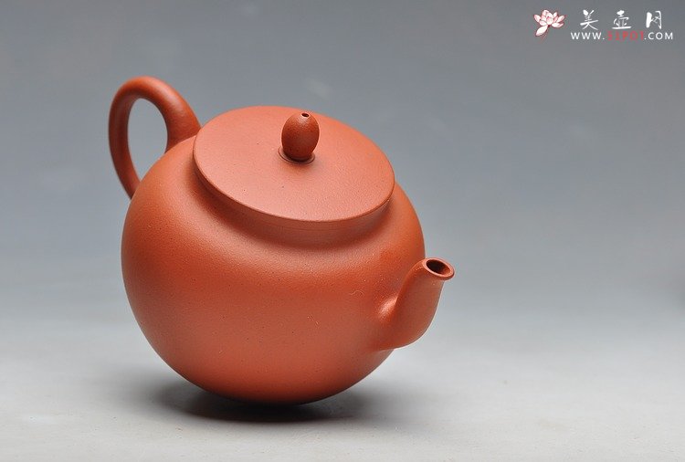 紫砂壶图片：线条流畅 挺拔优雅 全手红泥迎春 静如处子 - 宜兴紫砂壶网