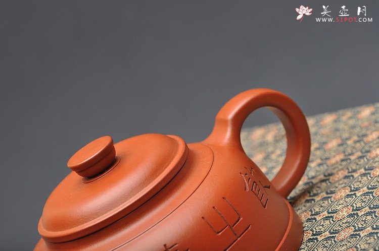 紫砂壶图片：谭泉海装饰 剑流半月 - 宜兴紫砂壶网