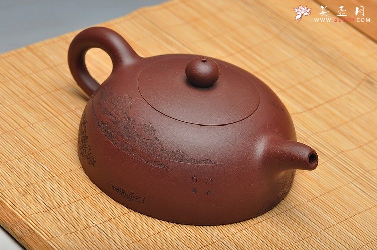 紫砂壶图片：实力体现 全手难度 大半月 通景山水 精品 - 宜兴紫砂壶网