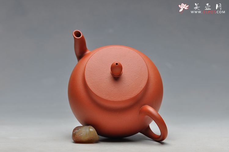 紫砂壶图片：线条流畅 挺拔优雅 全手红泥迎春 静如处子 - 宜兴紫砂壶网