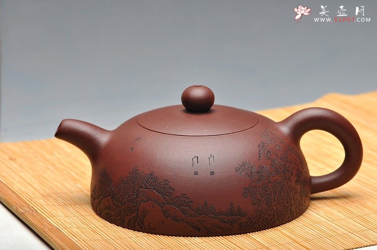 紫砂壶图片：实力体现 全手难度 大半月 通景山水 精品 - 宜兴紫砂壶网
