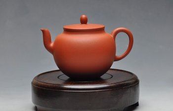 紫砂壶图片：线条流畅 挺拔优雅 全手红泥迎春 静如处子 - 宜兴紫砂壶网