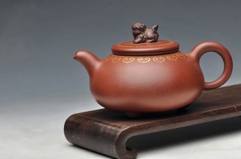 紫砂壶图片：真金装饰 自然优雅 送礼自用  如意狮韵 优质底槽青 - 宜兴紫砂壶网