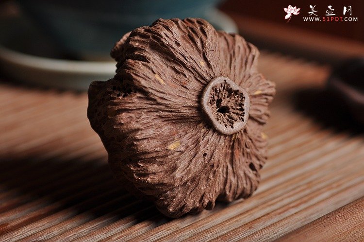 紫砂壶图片：《心心相莲》第三代作品——枯莲蓬茶宠 段泥 - 宜兴紫砂壶网