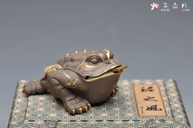 紫砂壶图片：紫砂摆件 范志锋茶宠【红眼镜12公分金钱多多金蟾】24K黄金包真品 - 宜兴紫砂壶网