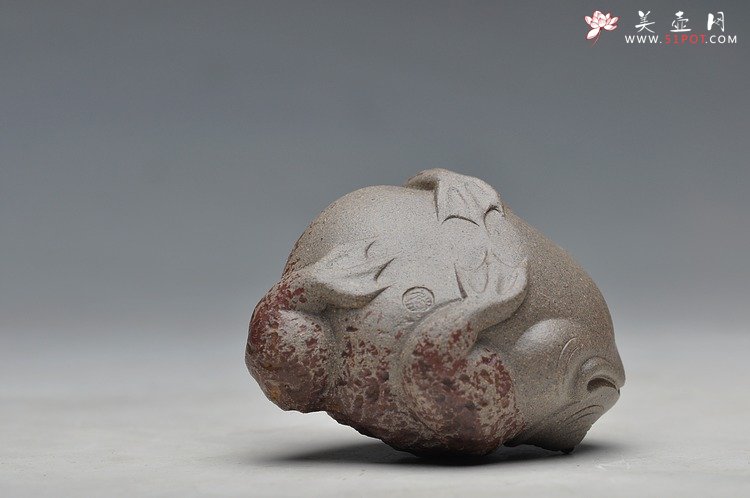 紫砂壶图片：憨态可掬 意趣之五彩金蟾 青灰段 - 宜兴紫砂壶网